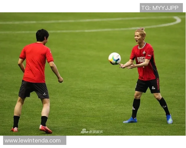 足球明星留辫子造型高清图片欣赏展现个性与风格的完美结合 足球明星留辫子造型高清图片欣赏展现个性与风格的完美结合