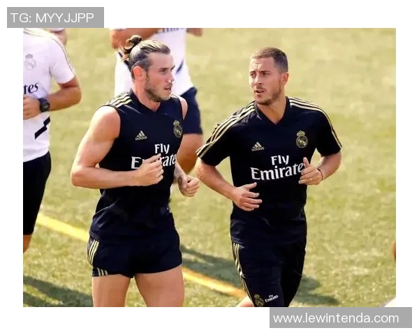 足球明星经典剪影视频展现绿茵场上的传奇瞬间与辉煌时刻